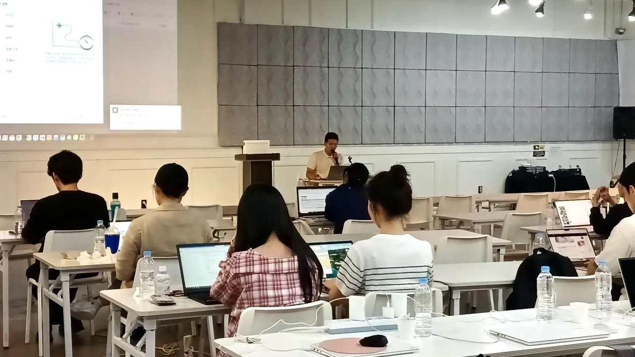 실습 중인 참여자와 강의장 전경