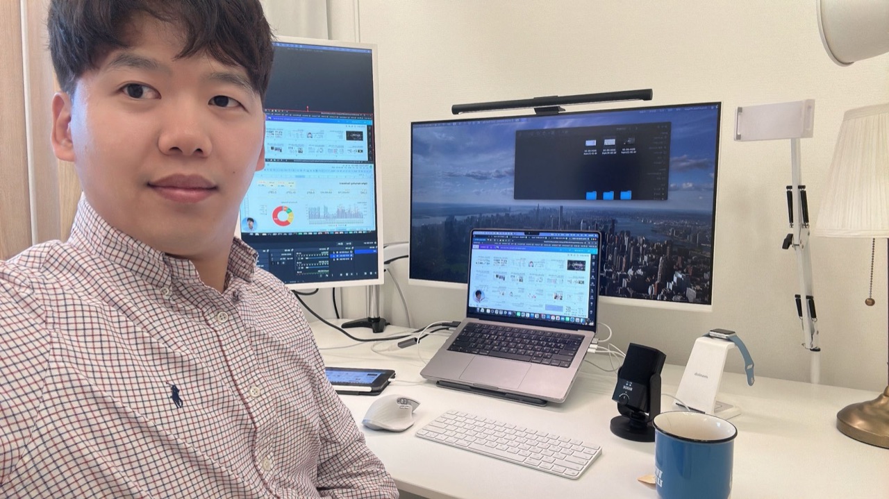 멀티 모니터 마케팅 대시보드 앞에서 퍼포먼스 마케팅을 운영하는 모습